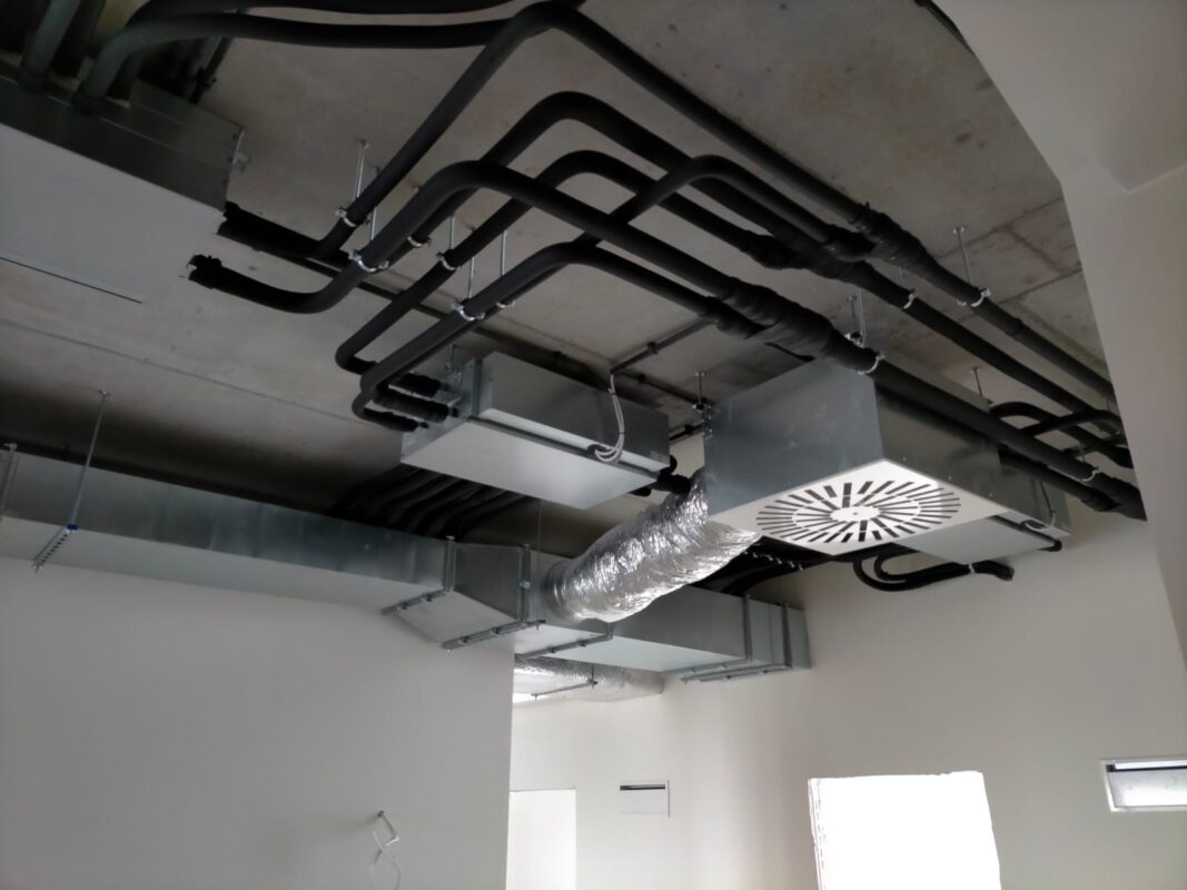 Instalacja klimatyzacji w budynku industrialnym